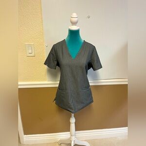 FIGS Technical Casma Three-Pocket‎ Scrub Top – Graphite Grey, Women’s Size S